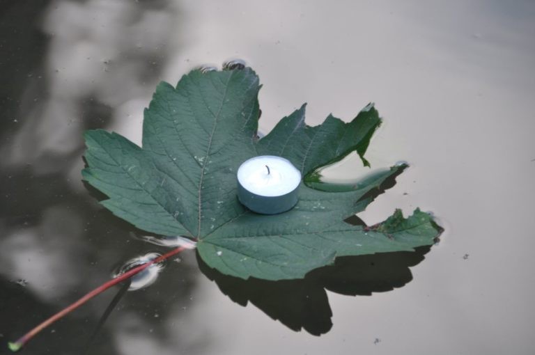 Teelicht auf Wasser